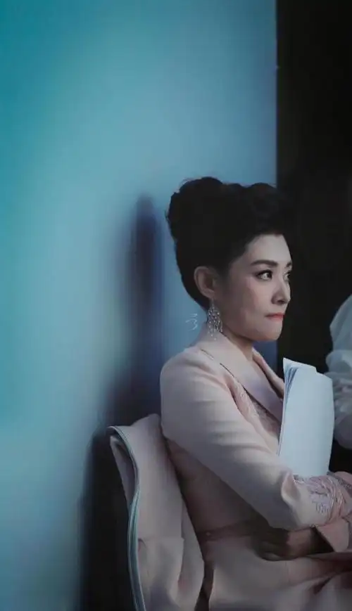 53岁周涛天生丽质,穿白衬衫扎高马尾美成白月光,笑起来灿若星辰