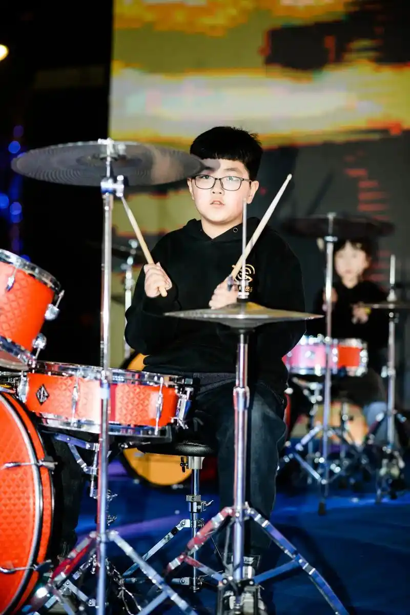 记录美好瞬间#一起学打鼓 #最帅的仔 #才艺展示 #架子鼓  - 抖音