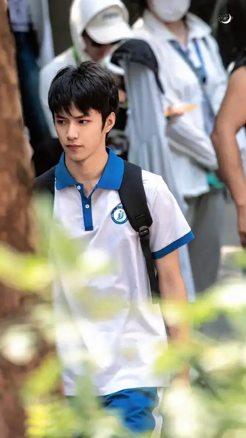 被蝉鸣藏在蓝白校服的口袋  等待青春发掘    #刘耀文电影第二十条