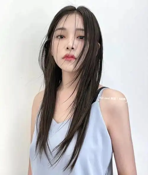 清晰的高层次,抬高重心,增加轻薄和灵动感,无论搭配直发还是卷发造型