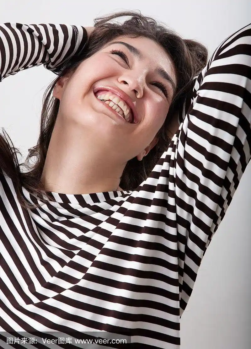 年轻女人笑
