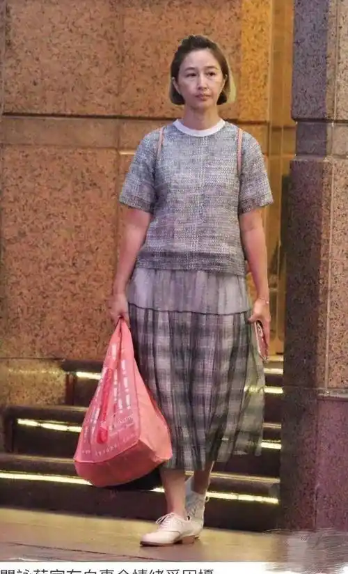 57岁关咏荷低调现身为亡弟办后事却被嘲老得很沧桑