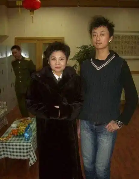 董文华与她的老公张楠,牵手走过36年,感情很好_妻子_丈夫_舞台