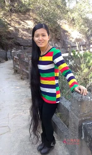 四川西昌邛海抓拍长发女杨伟凤及腿长发_中国长发