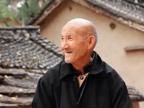 快乐的孤寡老人山西平顺县石城镇苇水村遇见一位慈祥快乐的老人岳村长