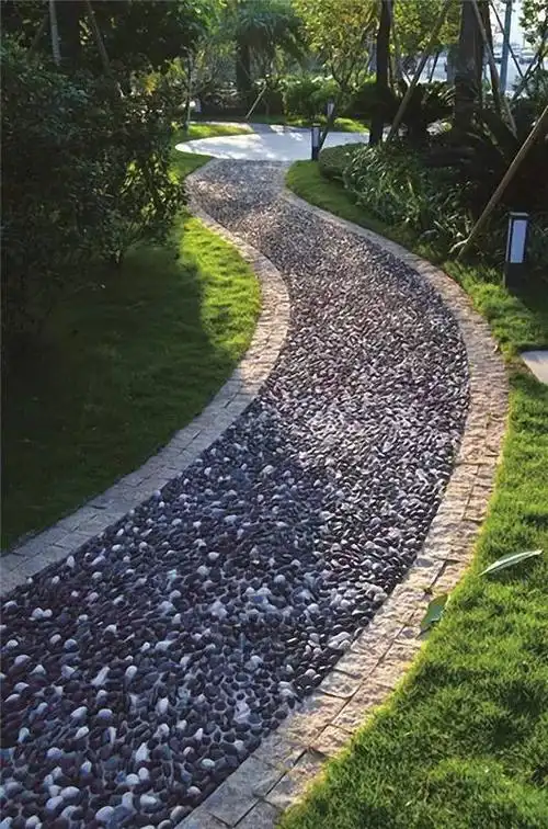 弧形健身步道卵石立铺,方向统一平整,密度合理,同时避免材料切割碎料