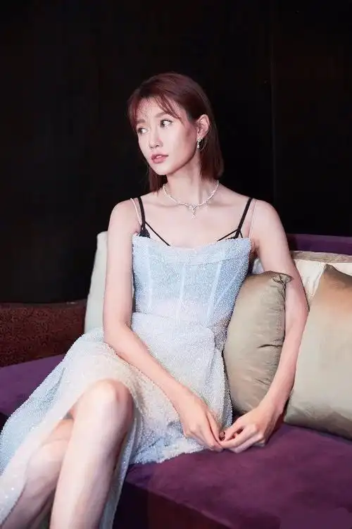 拥有107公分长腿的李斯羽穿皮裤帅气时尚腿神本人了