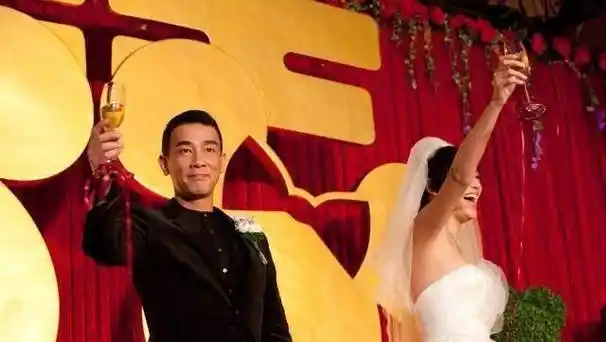 陈小春和应采儿和豪华伴郎团合影.返回搜狐,查看更多