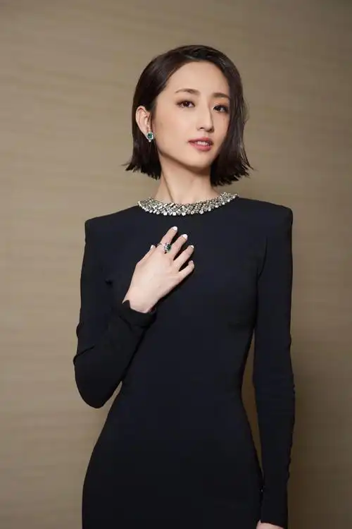 中国台湾女明星柯佳嬿黑色礼裙时尚魅力写真