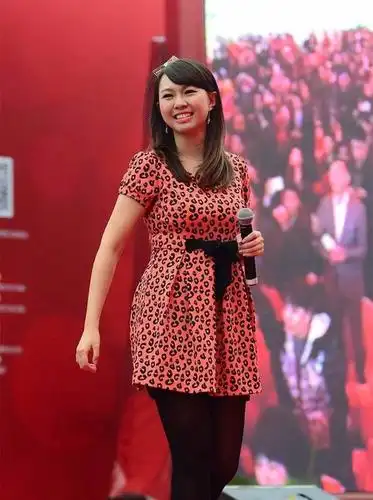 原创卓依婷机场近照曝光,身材发福老态尽显,打扮的像个老年人!