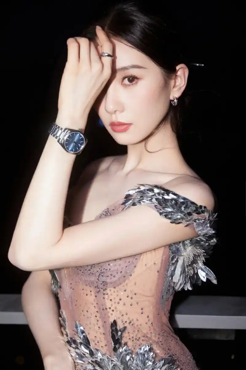 近日,刘诗诗在参加欧米茄活动上,身穿一袭rahul mishra 2023秋冬系列