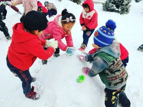 定昌镇迎春小学幼儿园开展"打雪仗,堆雪人"户外活动