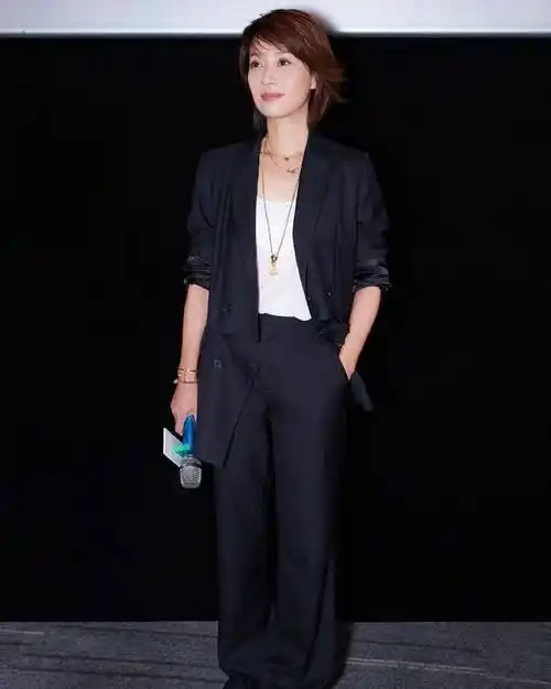 女明星亮相时装秀!穿古风西装跟刘涛热聊,一刀切渐变绿短发太酷