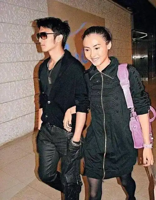 王菲和谢霆锋近况!现身机场时隔23年在牵手,两人状态如 .