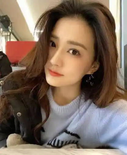 徐璐剧组吹空调,打扑克心情好,一杯饮料全喝光_工作_明星情侣_男朋友