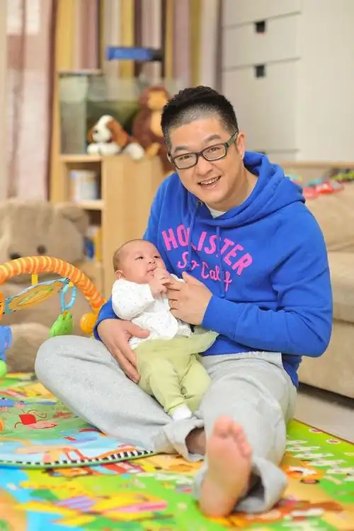 网易娱乐3月7日报道日前,著名节目主持人马丁怀抱爱女马琪朵,出镜国内