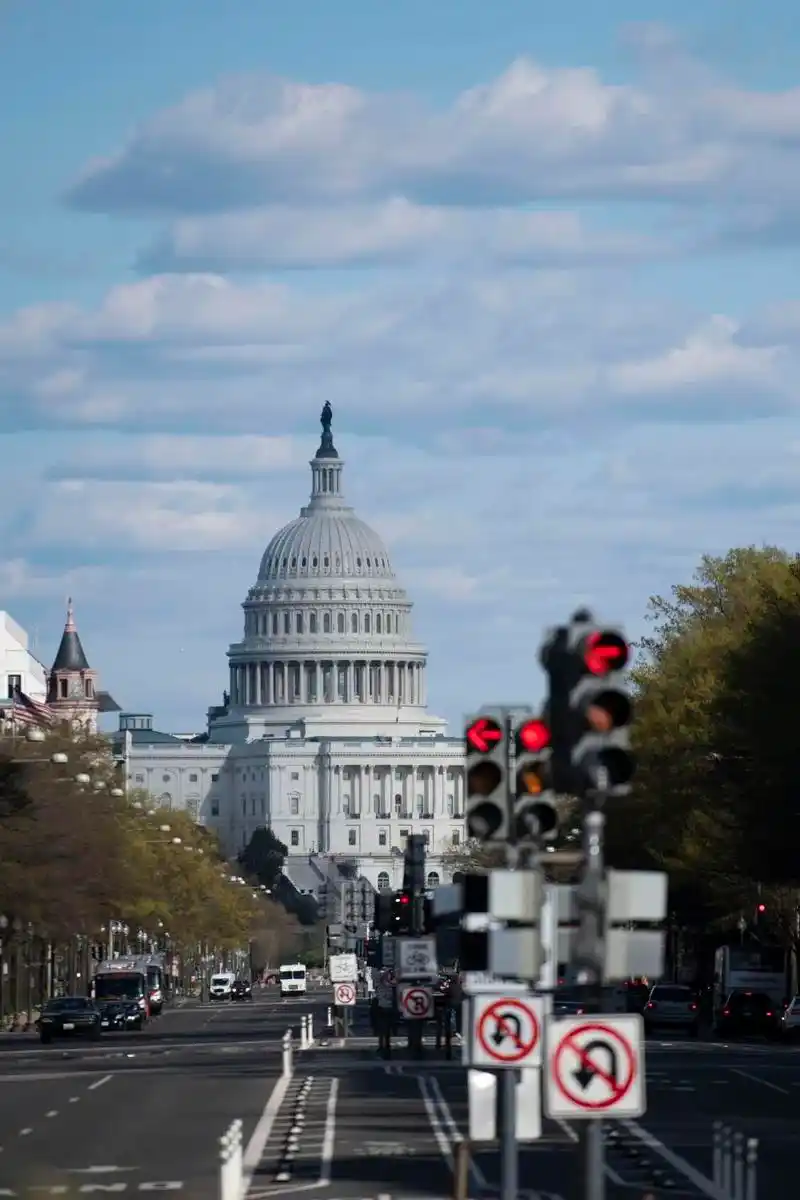 新华社(刘杰 摄)美国首都华盛顿,人们在空旷的街道上骑车.