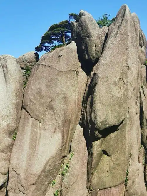 黄山奇石林立,千奇百怪,美轮美奂,有一种十分奇妙的感觉,值得一游