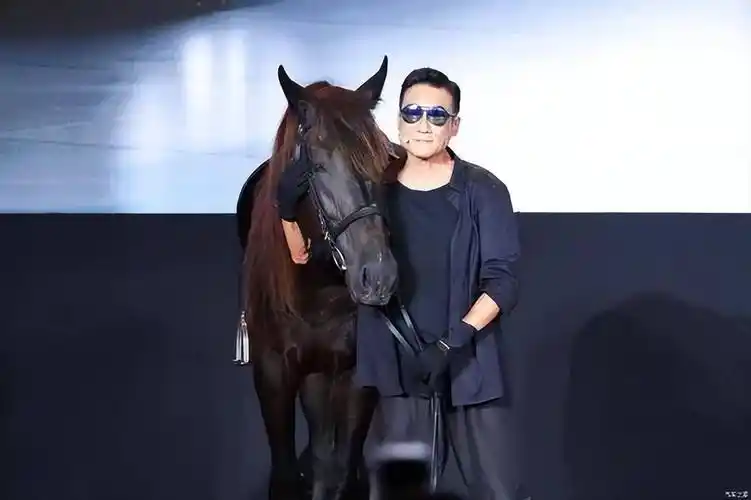 来,稍微科普一下——开篇的台词是1997年梁家辉主演的电影《黑金》中