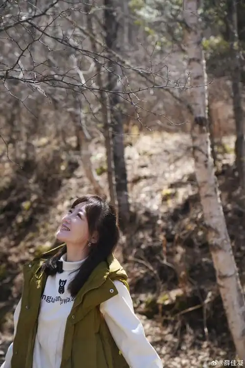 胡歌前任薛佳凝晒美照,笑容迷人超治愈,秒变最美女大学生_腾讯新闻