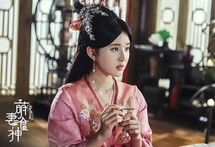 p>赵露思,1998年11月9日出生于四川省成都市,中国内地女演员.