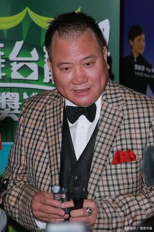 万梓良是台湾出生的演员,后来移居香港并在那里发展了他的演艺事业.