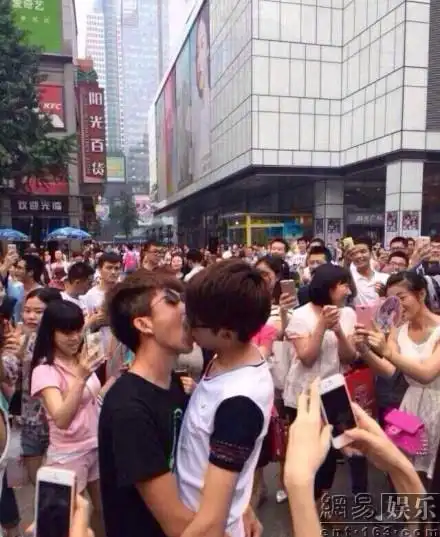 成都春熙路办男男接吻大赛[组图]