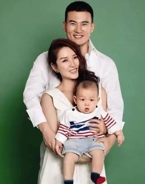 和何洁离婚7年赫子铭宣布再婚喜讯现任妻子出镜温柔声音甜美