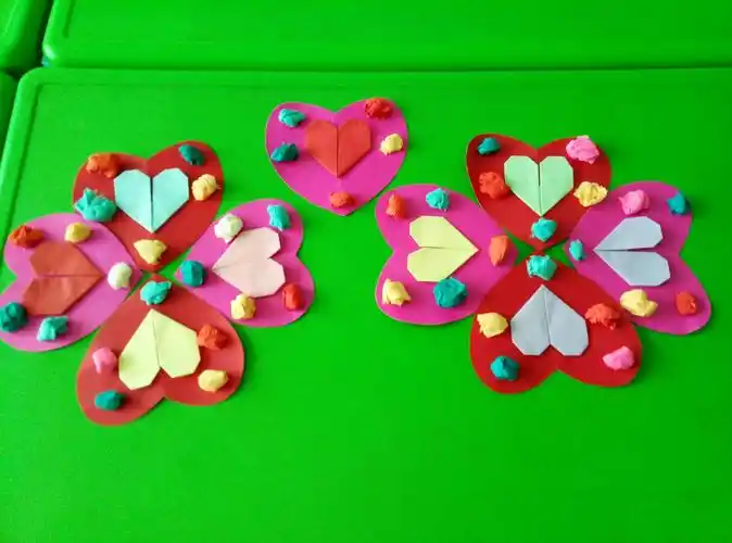 大风车艺术幼儿园小班宝贝们《感恩节》感恩父母手工制作"爱"