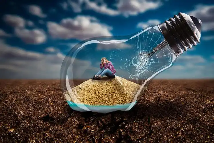 郁闷的女人坐在大裂缝的灯里自闭症日