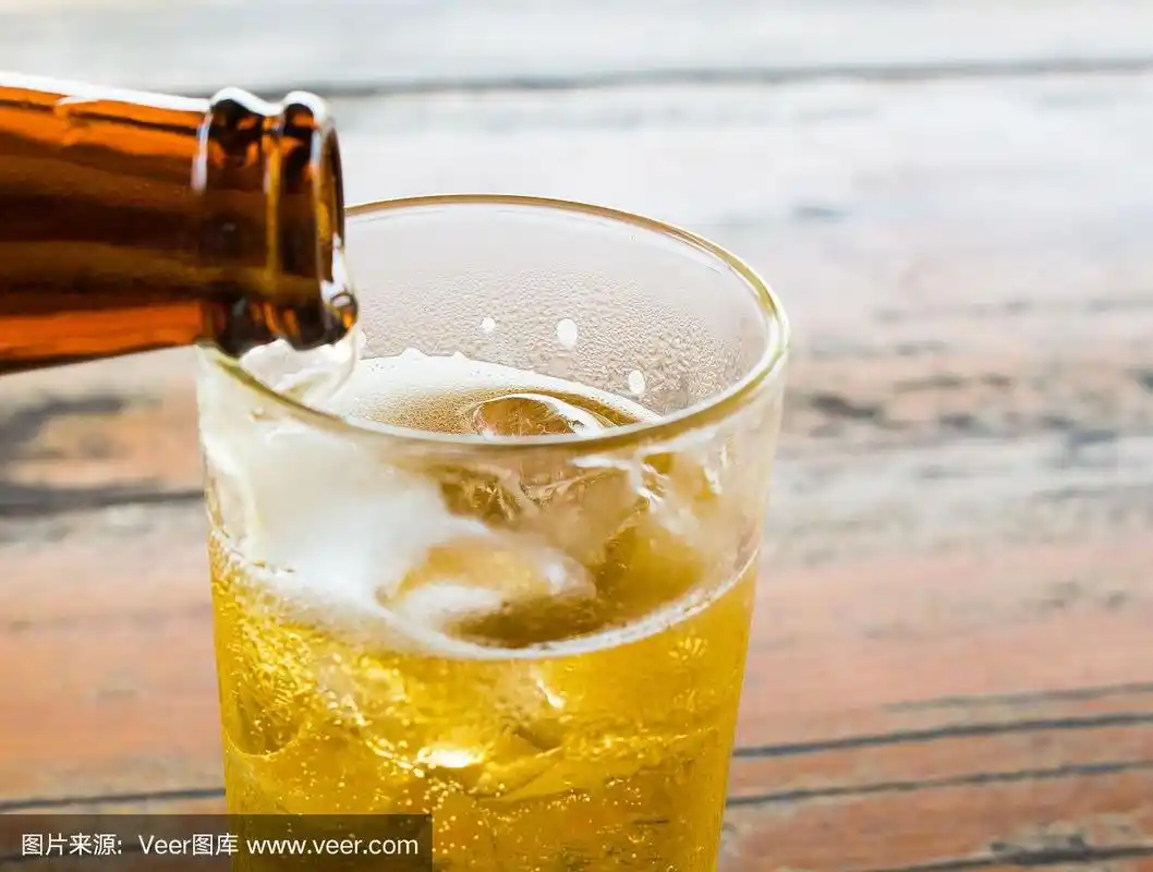 啤酒倒入杯中