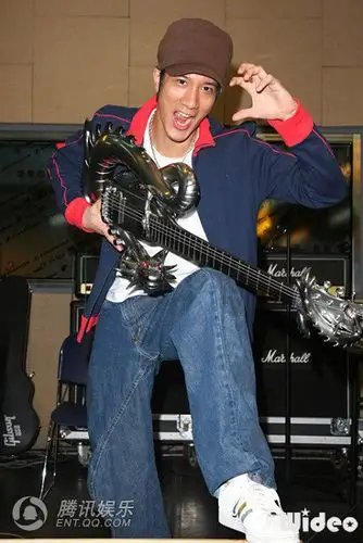 王力宏摇滚秀琴技 "龙形吉他"现身怒吼
