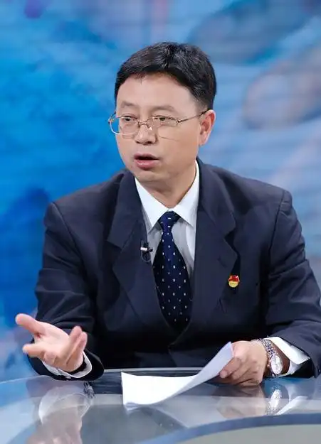 云南省就业局局长 李昆▲云南省就业局副局长 杜华杰▲本期《金色热线