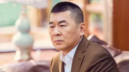 陈建斌多巴胺穿搭出圈!胡子拉碴配彩色时装,ai换脸魔性又搞笑