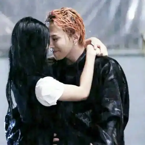 权志龙最近和谁拍雨中杂志 这个女的是谁