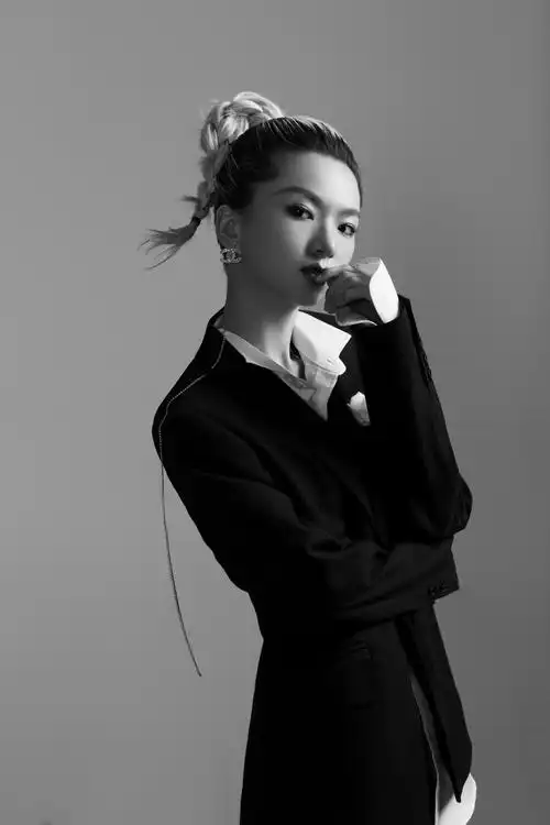 印象时光娅恒的写真摄影作品《黑白》