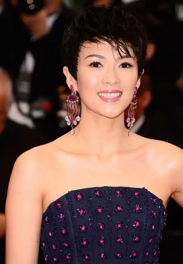 撒贝宁前女友很有特点,穿着抹胸裙还配条长裤,显得上身真壮实