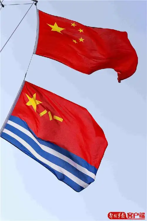 随风飘扬的五星红旗和海军旗 张千摄牢记训令航行一路训练一路提高一