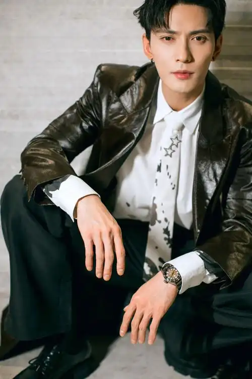 徐正溪穿搭又是给人眼前一亮,满满的电力