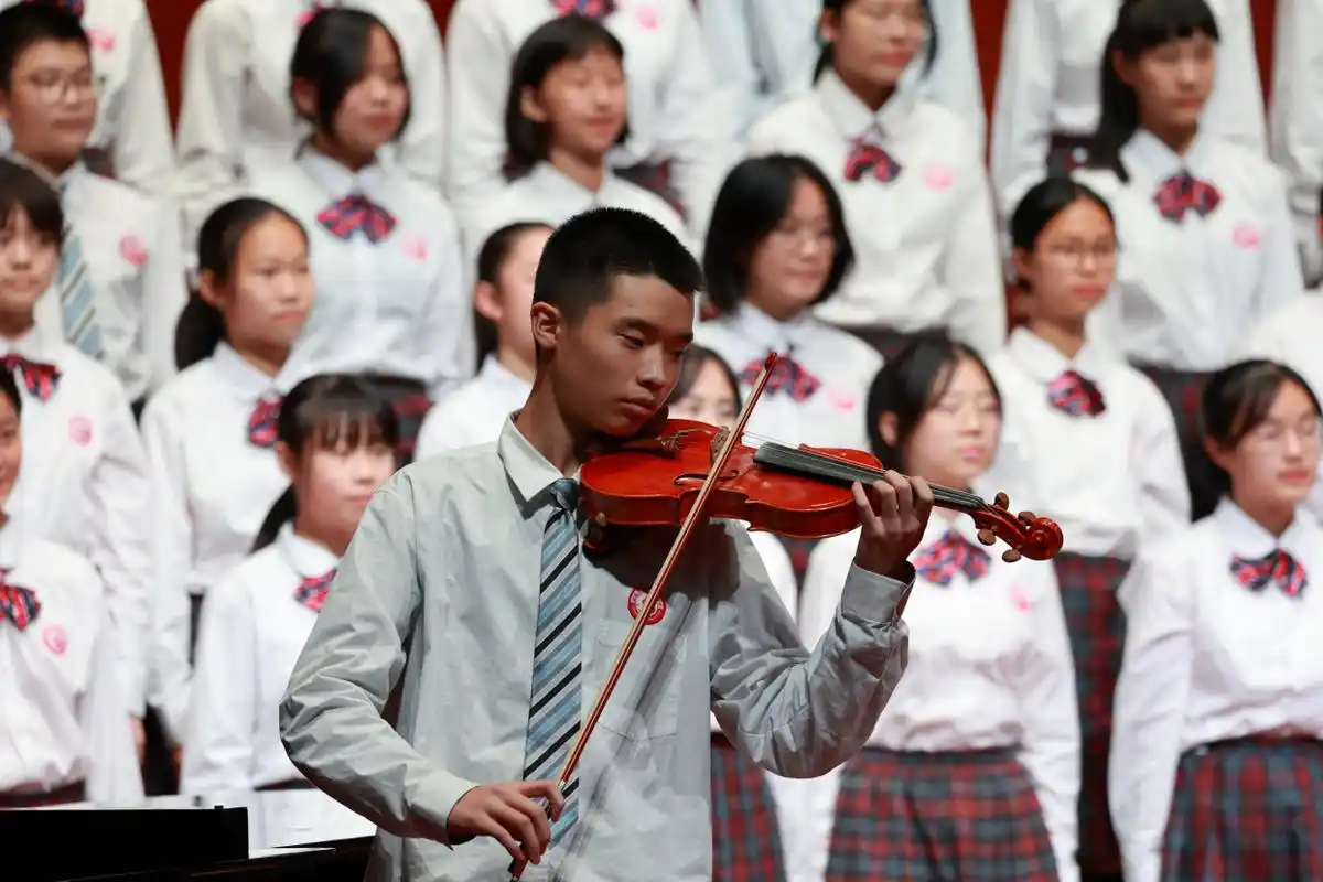 厦门二中校友新年音乐会 厦大厦门校友合唱团唱响《鼓浪屿之波》