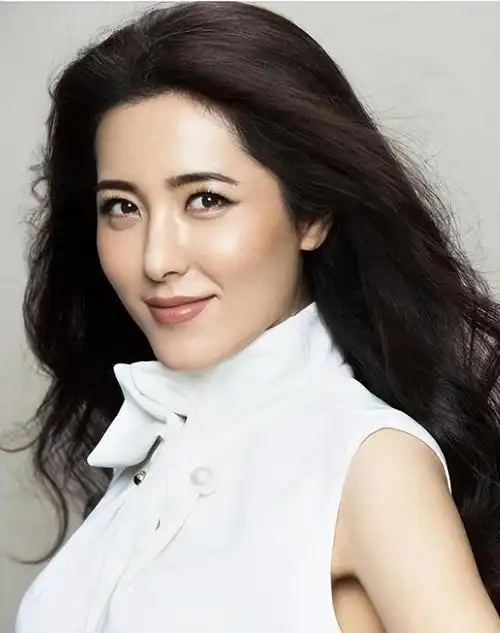 曾黎,这位被赞誉为"中戏最美校花"的女神,曾经以她的魅力迷倒了无数