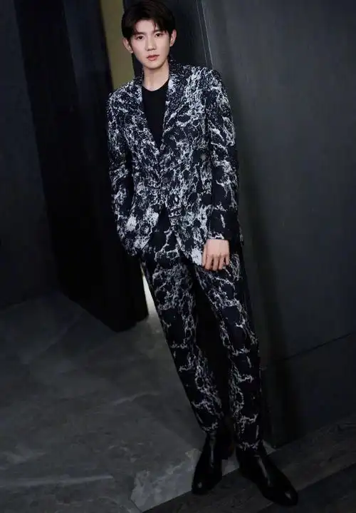 大理石西装很少见,这次看到王源穿格外亮眼,搭配皮鞋有点帅