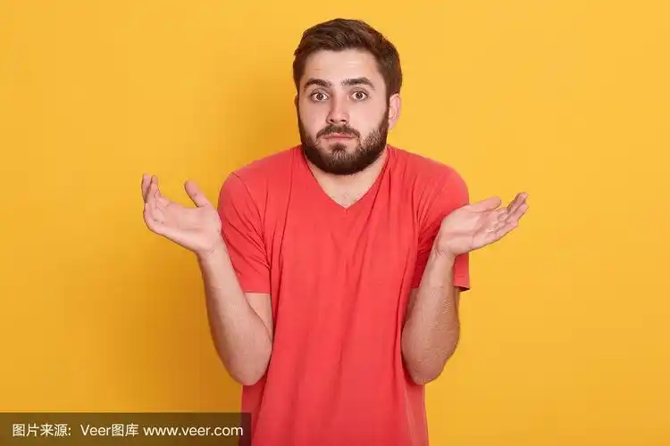 满脸疑惑情绪的英俊青年孤立地站在黄色的背景上,举手,做手势,表情