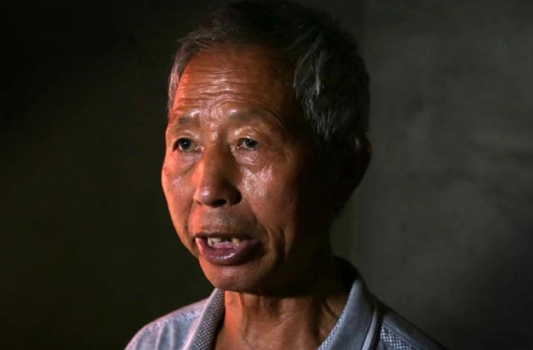 退休大爷,因低买不起墨水,用煤渣练字!网友:赶超丑书大师!