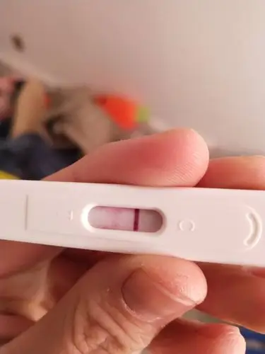 验孕棒五分钟显示如图一,半个多小时后显示如图二,这说明什么情况?