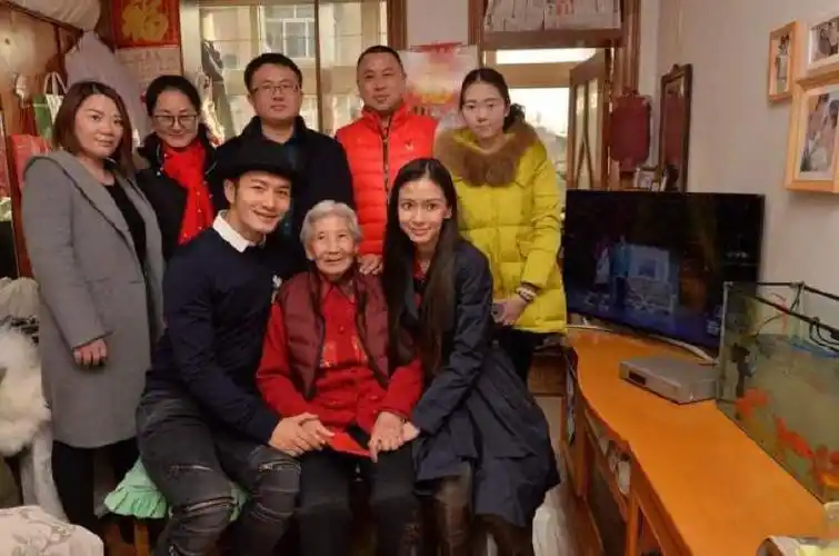 黄晓明baby牵妈妈的手传递团圆正能量 再忙父母都是最温暖的港湾