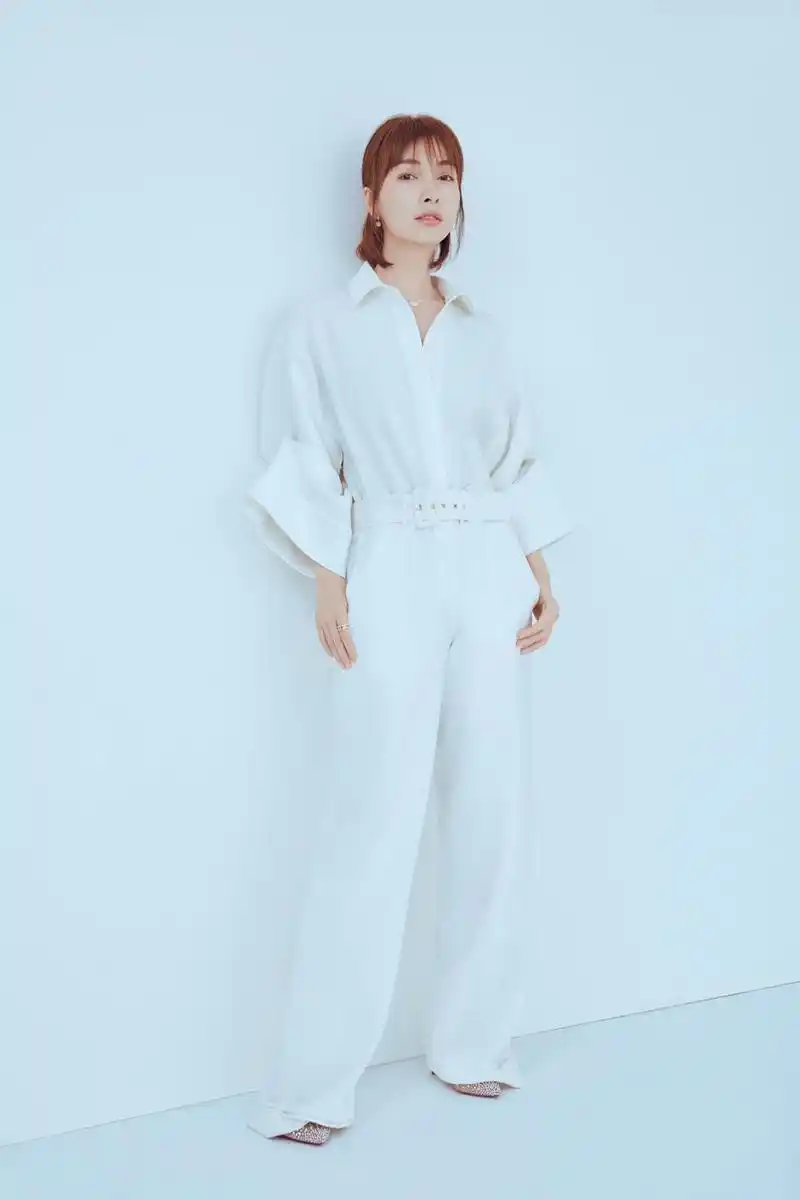 组图吴昕穿白色连体裤装笑容迷人简约大气