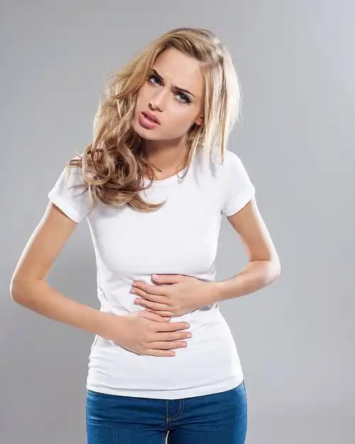 一个肚子疼的金发女人图片