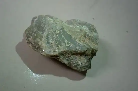 原石的质地呈现出微透明状,内部结构清晰,不是原石的质地呈现出不透明