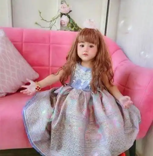原创3岁女孩因颜值走红被误以为是洋娃娃没料到妈妈更惊艳